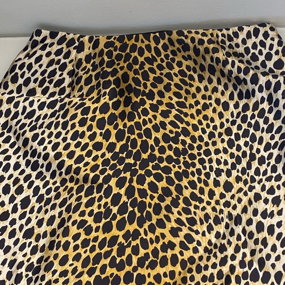 Dolce & Gabbana Silk Leopard print pencil skirt. - Picture 4 of 6